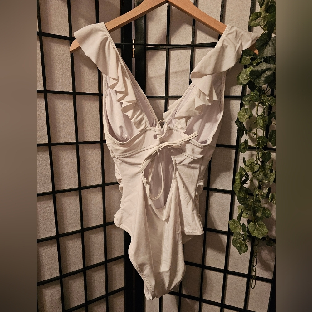 Elegant White Ruffled Swimsuit - Picture 2 of 6